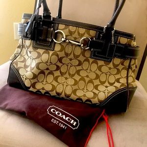 ‼️MOVING SALE‼️ signature Coach purse, Silver accents, dust bag & key chain